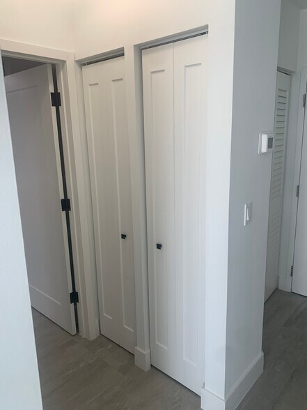 Pantry / Linen closet - 511 Lucerne Ave