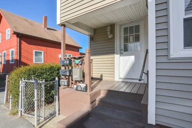 Building Photo - 39 Bourne St