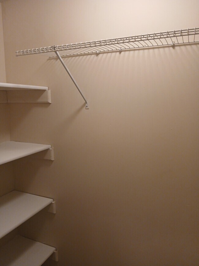 Building Photo - 705 S Poplar St