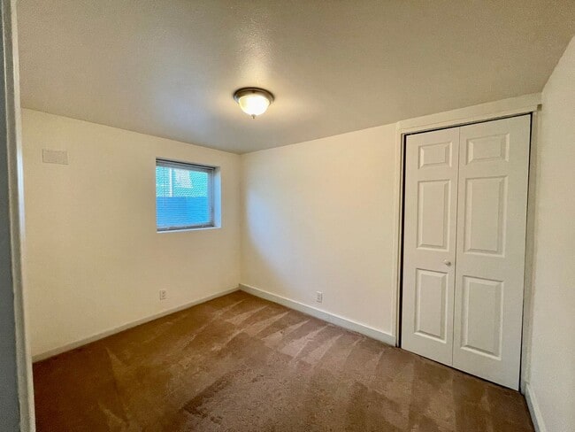 Building Photo - RENOVATED BALLARD 3 BED, 2 BATH DUPLEX UNIT CLOSE TO ALL!