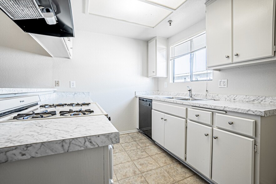 Courtyard Apartments 14005 Kornblum Ave Hawthorne CA 90250