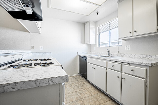 Building Photo - Courtyard Apartments