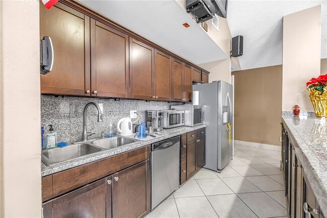 Building Photo - 1400 Gandy Blvd N