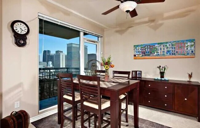 Building Photo - Gorgeous Condo with Amazing Views in La Vi...