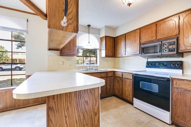 Building Photo - PAY NO SECURITY DEPOSIT! Spacious 3-bedroo...