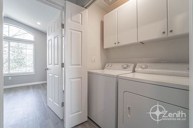 Building Photo - 705 E 39th St