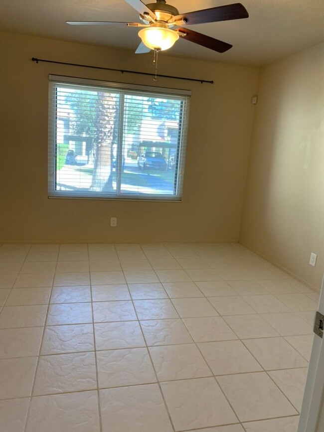 Building Photo - Two Bedroom Single Level Condo!