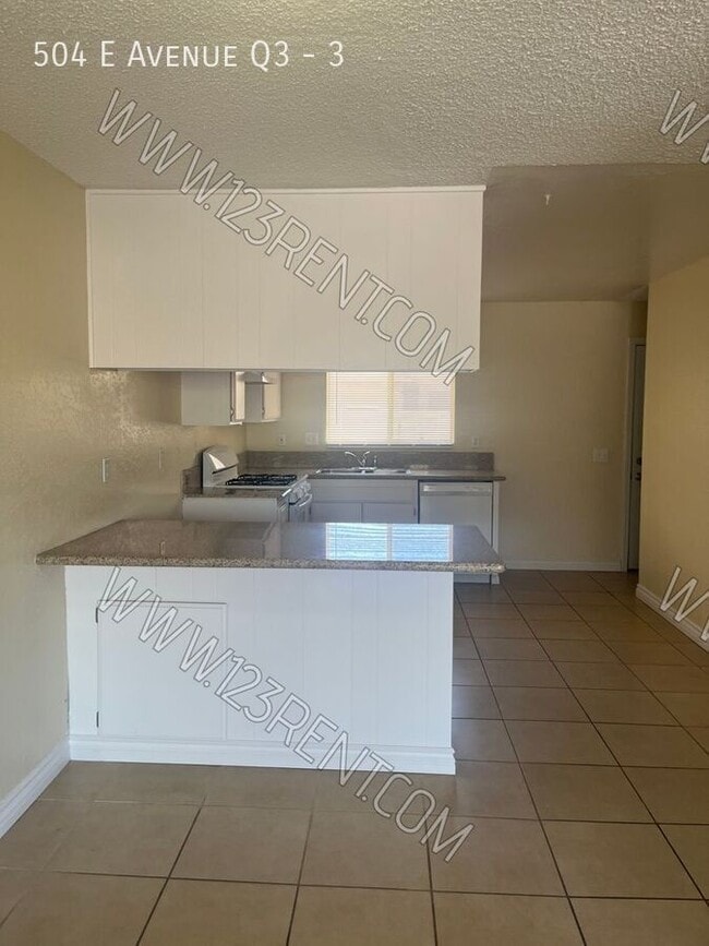 Building Photo - 504 E Ave Q3