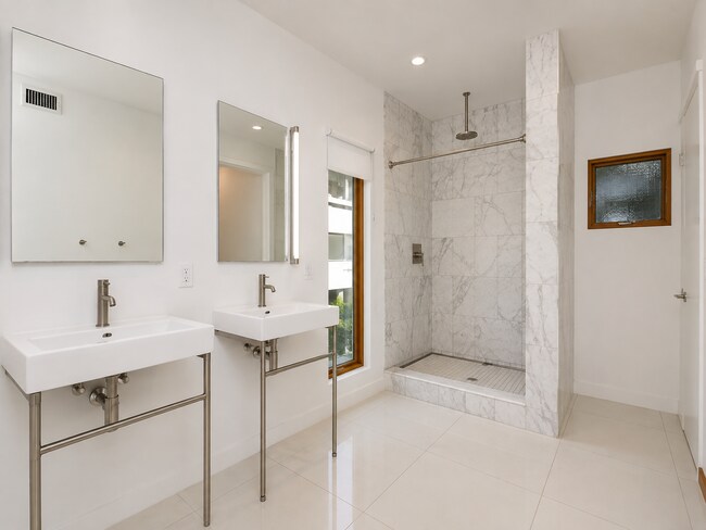 Building Photo - Contemporary Luxury Living in the Heart of La Jolla Village
