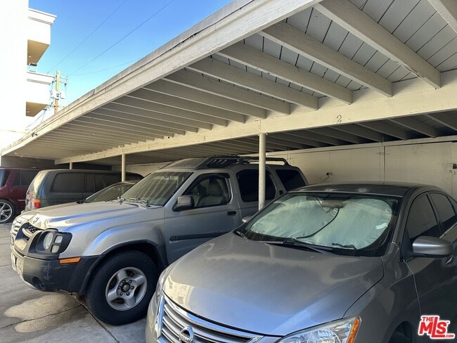 Building Photo - 342 1/2 S Serrano Ave