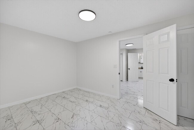 Building Photo - 599 E Graham Pl