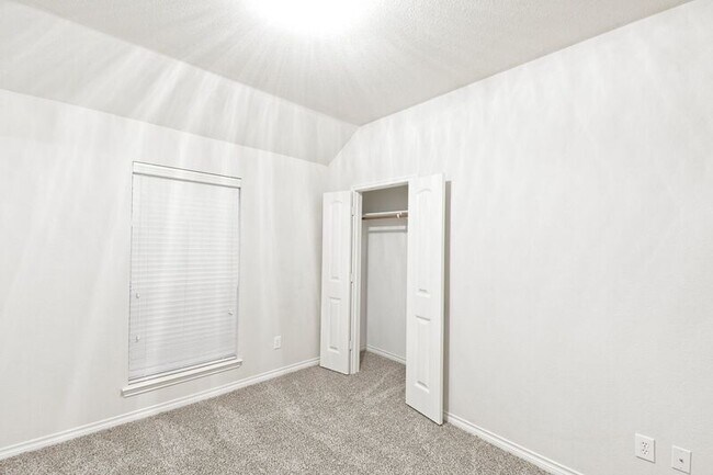 Building Photo - 5925 Silver Buckle Dr