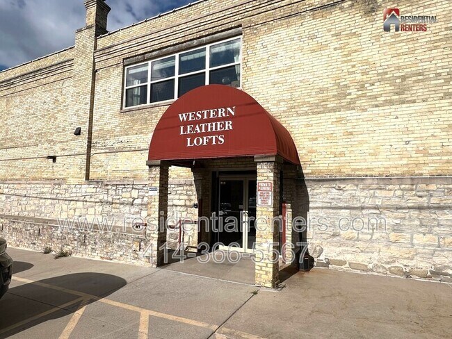 Building Photo - 904 E Pearson St