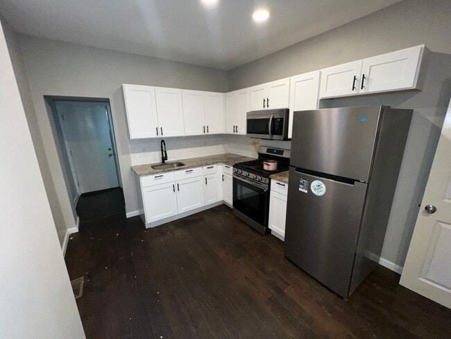 Building Photo - Beautiful 3 Bedroom Home