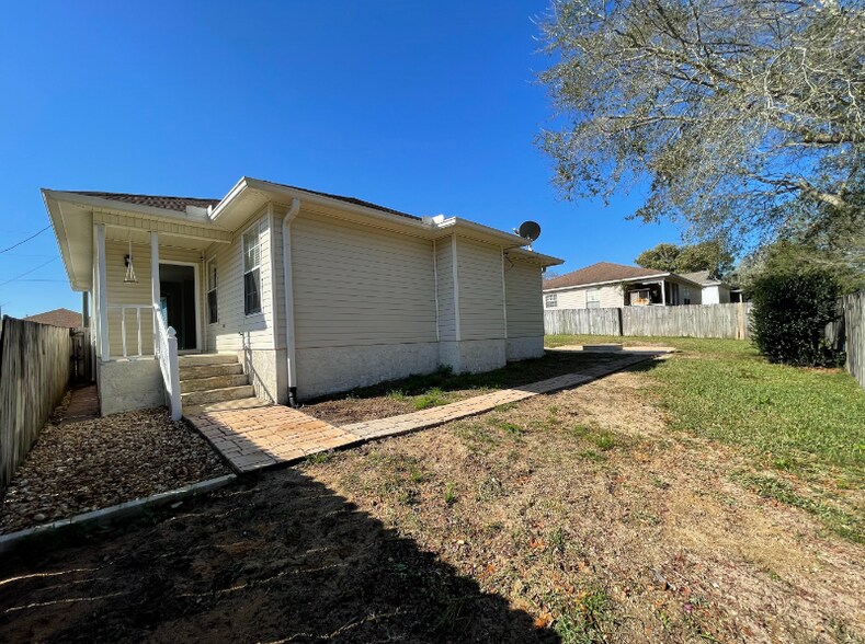 Building Photo - 447 Apple Dr