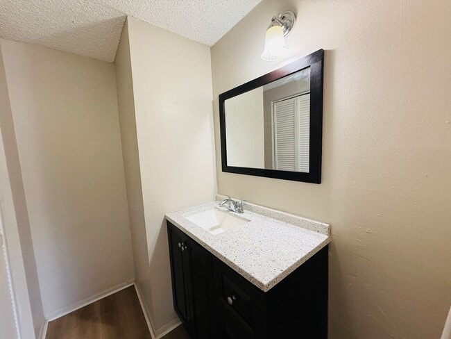 Building Photo - Charming 3 bedroom 1.5 bath condo for rent