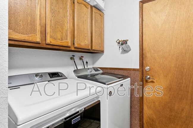 Building Photo - 904 36th St