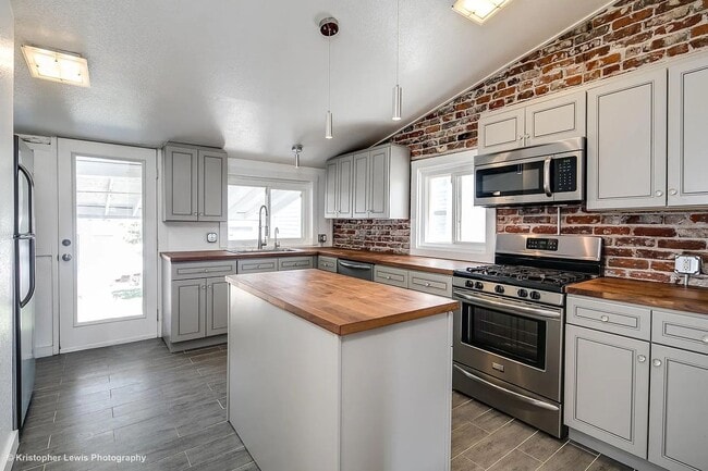 Building Photo - Historic Highlands Gem: Modern Comforts in a Sought-After Neighborhood!