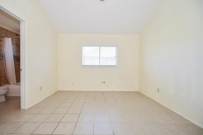Building Photo - 10110 Shadow Pine Dr