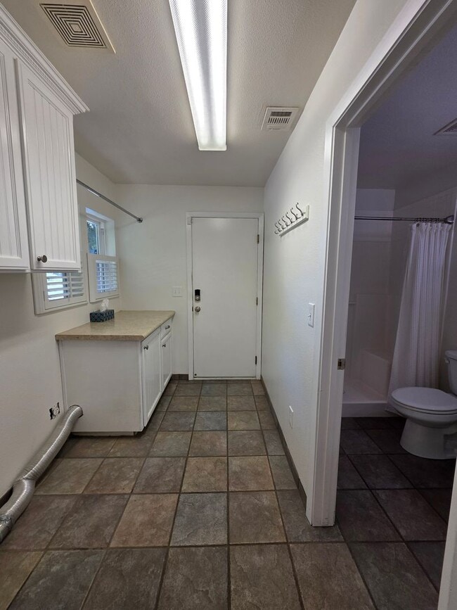 Building Photo - 2 bedroom 2 bathroom with brand new A/C un...