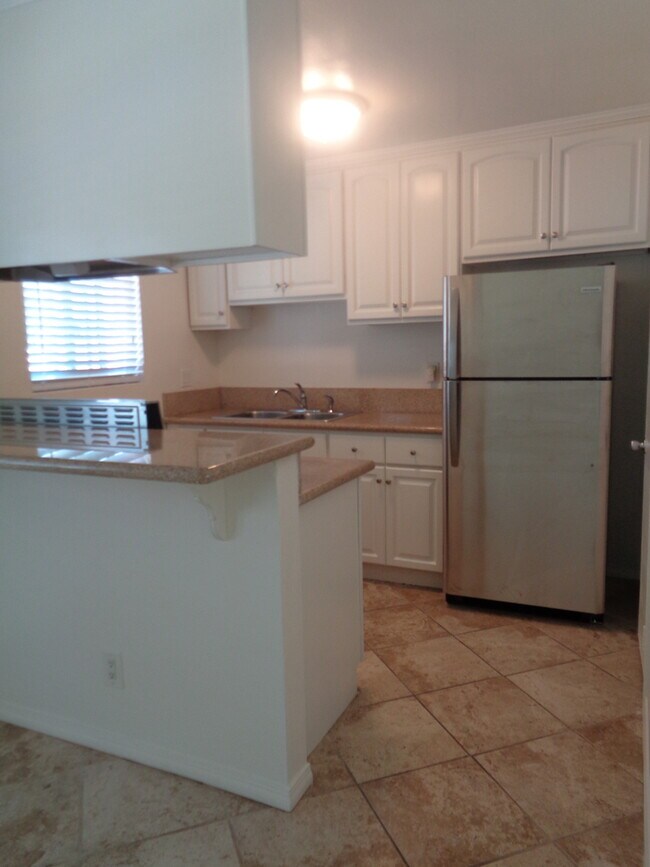 Building Photo - 607 E Utica Ave