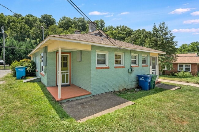 Building Photo - Charming 1930s Shotgun Duplex – Updated Bath, Walk-In Pantry, Water Included