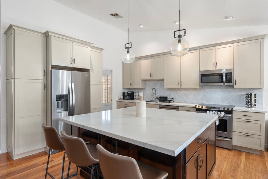 Building Photo - 6415 E Beverly Ln