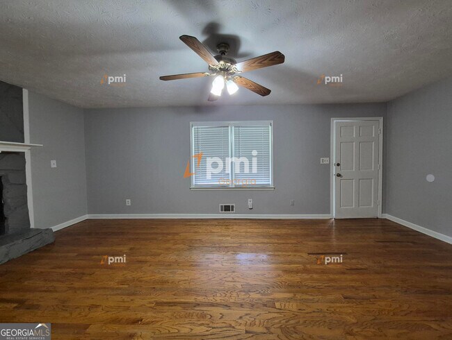 Building Photo - 235 Russell Dr