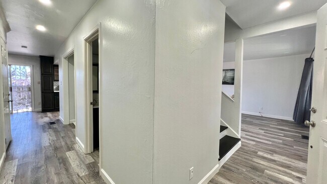 Building Photo - Lovely House 4BR 2.5BA with Large Backyard