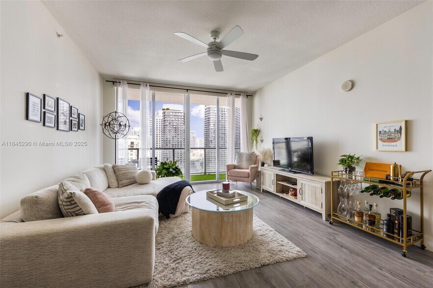 Building Photo - 1111 SW 1st Ave