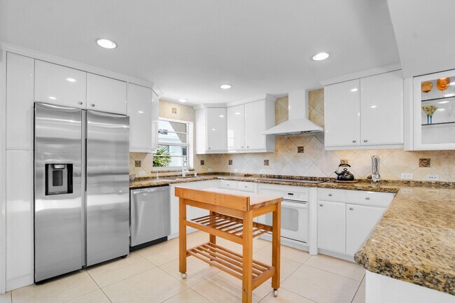 Building Photo - 1222 Hillsboro Mile