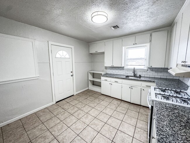 Building Photo - Charming 2 Bed 1 Bath Home - Convenient to Highways!