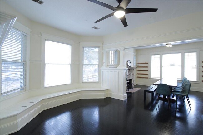 Building Photo - 834 E University Ave