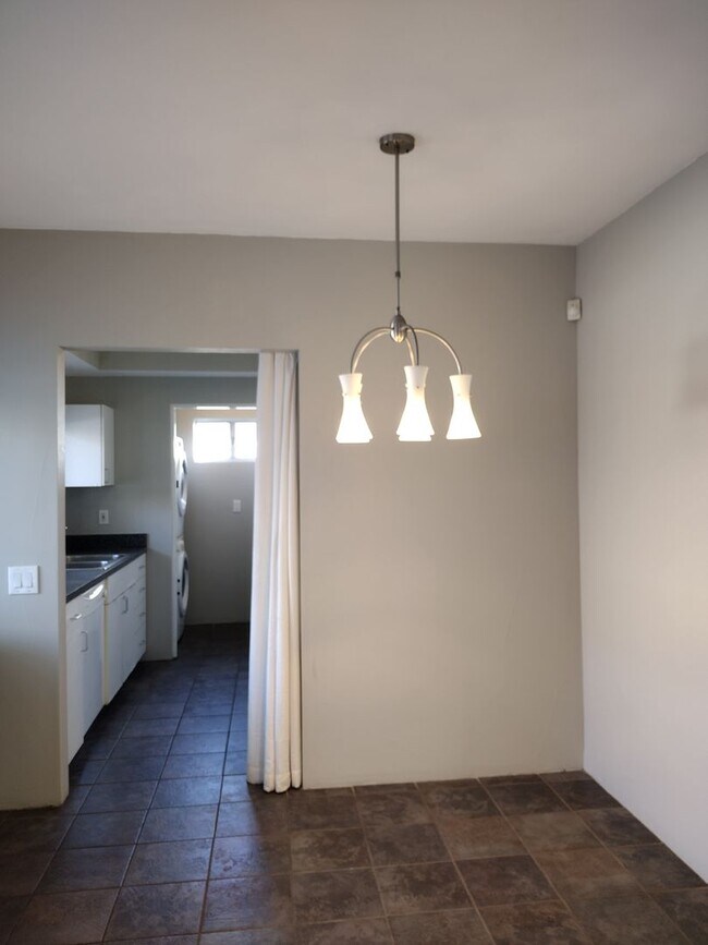 Building Photo - 558-560-562 Calle Abronia S