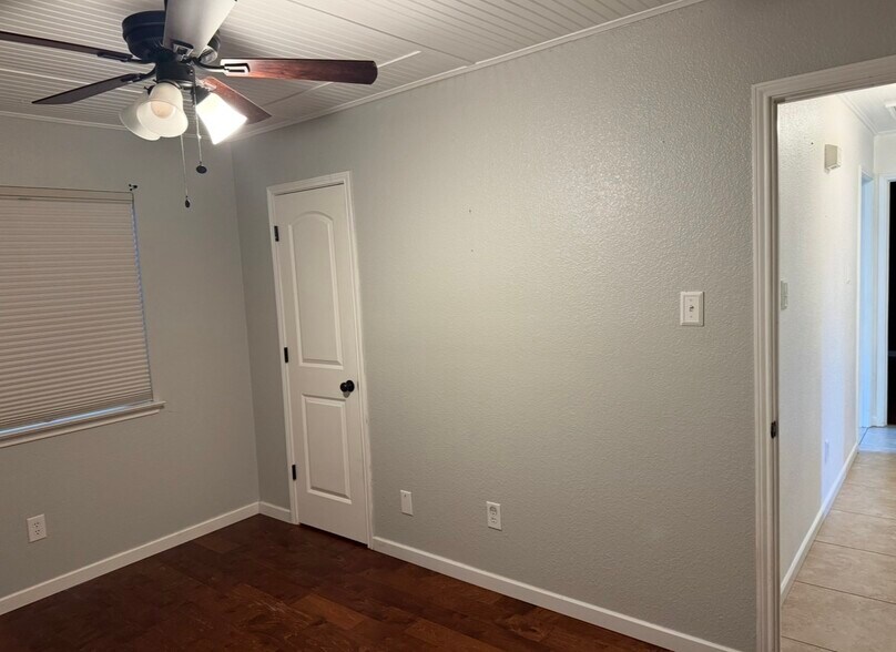Building Photo - 6301 Glen Knoll Dr