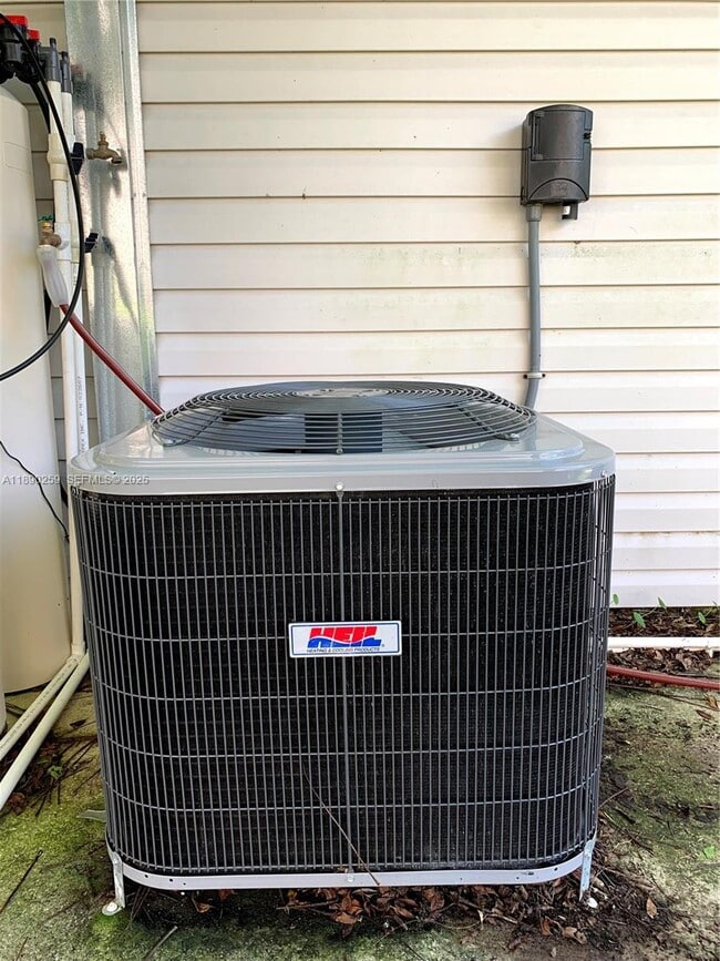 Building Photo - 325 E Plymouth Ave