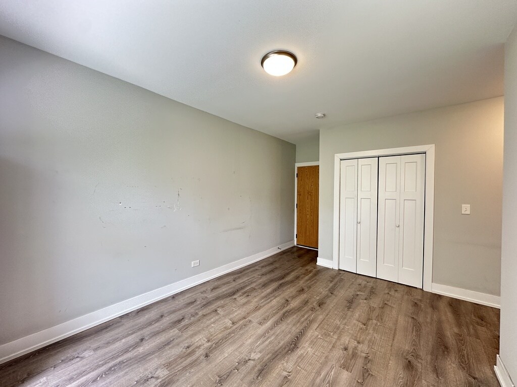 Building Photo - 722 W Brompton