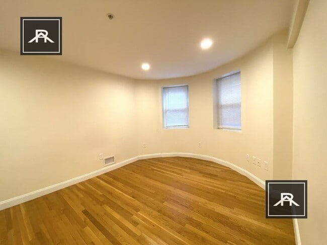 Building Photo - 3 bedroom in Brookline MA 02445