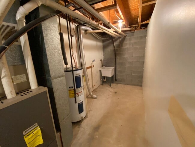 Building Photo - 124 Karen Way