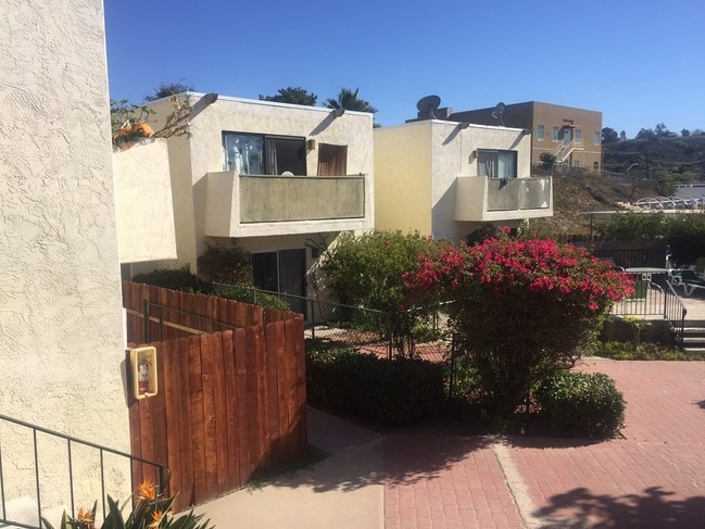 Building Photo - Manzana