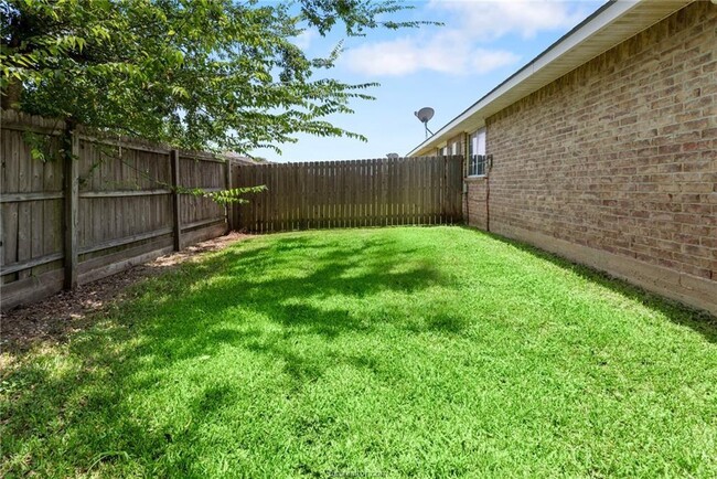 Building Photo - 3609-3611 Oldenburg Ct