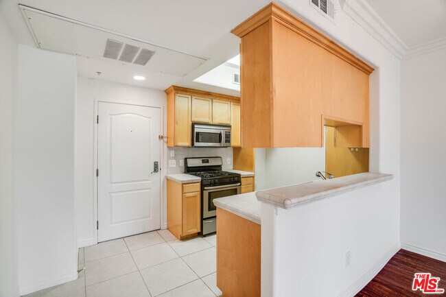 Building Photo - 3328 Oakhurst Ave