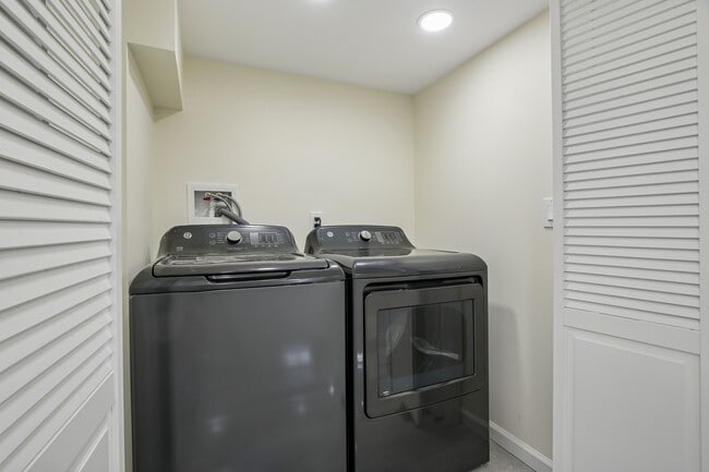 Building Photo - 4 Lincoln Pl