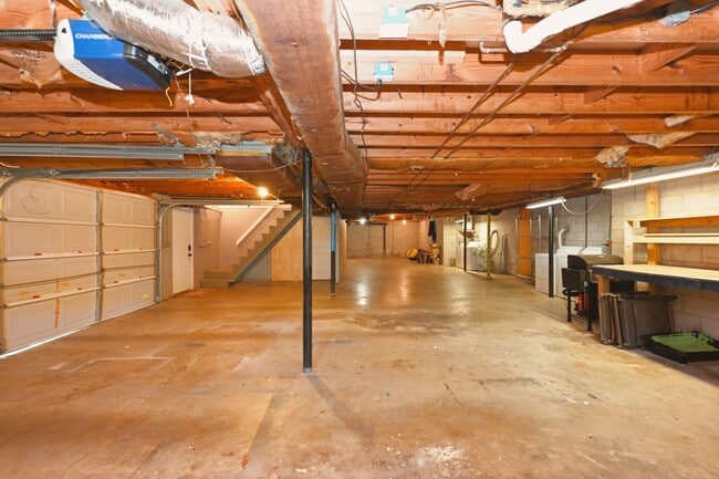 Building Photo - **FURNISHED ONE-SIDE-OF-A-DUPLEX HOME WITH BASEMENT STORAGE MINUTES FROM NASHVILLE WEST AND DOWNT...