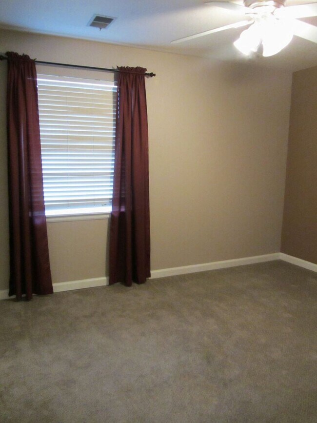 Building Photo - Lovely 2 Bedroom, 1 Bathroom Condo in Cast...