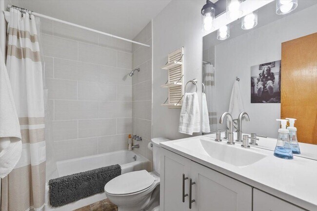 Building Photo - 1305 9th St W