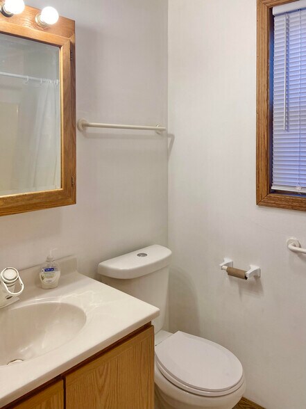Building Photo - 2708 W 37th Plz