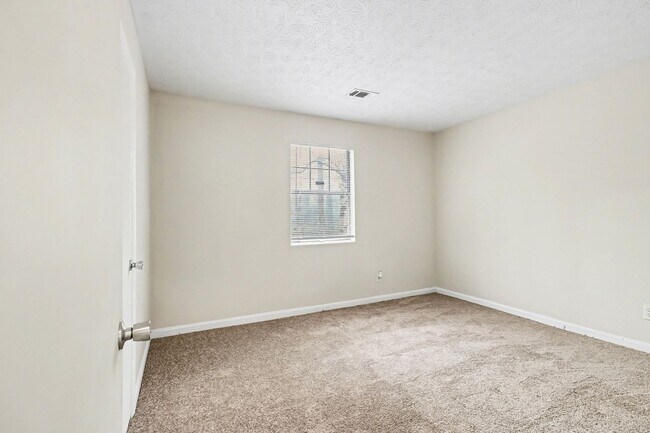 Building Photo - 3 Bedroom 2 Bathroom House