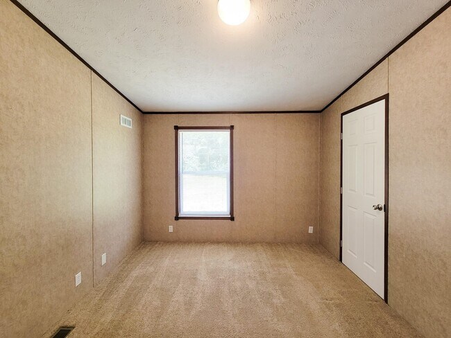 Building Photo - 10754 Lake Shore Dr