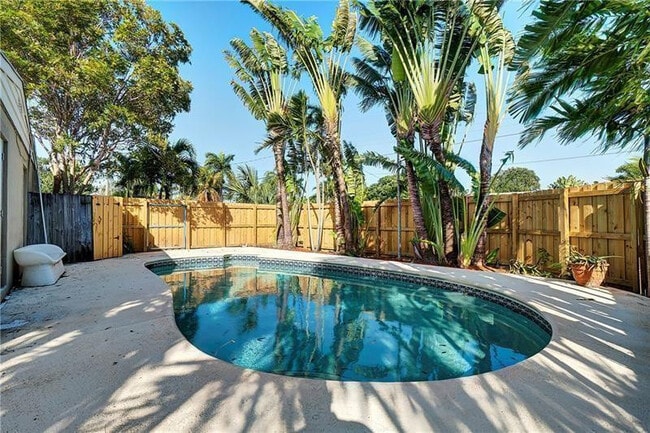 Building Photo - 1598 NE 36th St